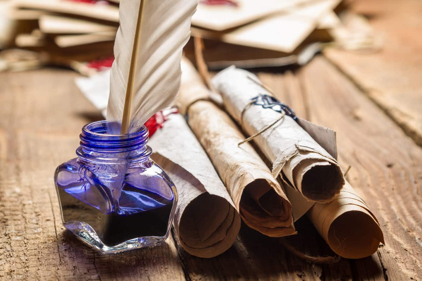 Closeup of old scrolls and blue ink in the inkwell warsztaty-pisarskie-pisania-piórem-fabryka-charliego-krakow_